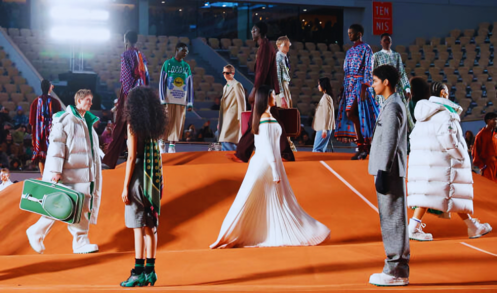 En una enorme cancha de deporte, Pelagia Kolotouros, con su experiencia en la dirección creativa, aporta un toque fresco y distintivo a las piezas de la marca francesa. Para esta ocasión en su colección femenina presentada en la Semana de la Moda de París, su creatividad se traduce en diseños que buscan no solo seguir tendencias, sino también establecer nuevas pautas en la industria de la moda fusionada con el tenis para crear con ambos elementos una propuesta única para la temporada. A continuación, te traemos los mejores looks de la colección.