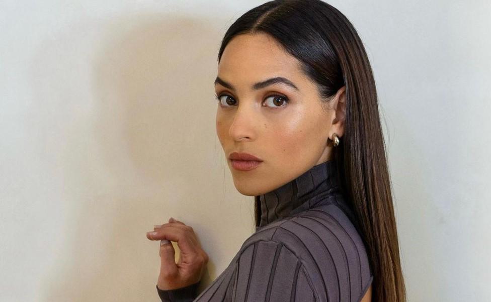 Adria ingresó al prestigioso Instituto de Teatro y Cine Lee Strasberg, conocido por formar a grandes leyendas de Hollywood como Scarlett Johansson, Angelina Jolie, Alec Baldwin y Robert De Niro. 