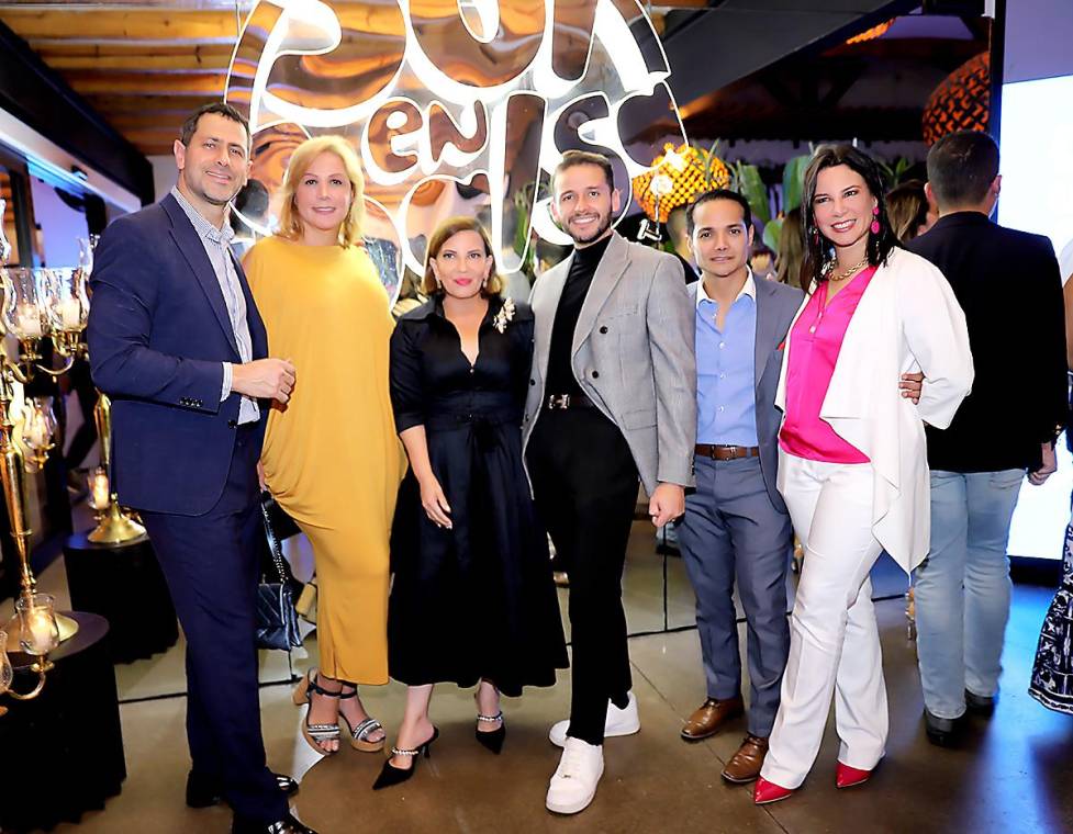 En una noche llena de elegancia, Banco Ficohsa celebró su 30 aniversario con la presentación del nuevo menú de Sol en Salsa. Los distinguidos invitados fueron recibidos con un cóctel de bienvenida antes de ser guiados a sus mesas, donde disfrutaron de una exquisita degustación de cinco nuevos platillos y una cata de vinos de Coesa.
