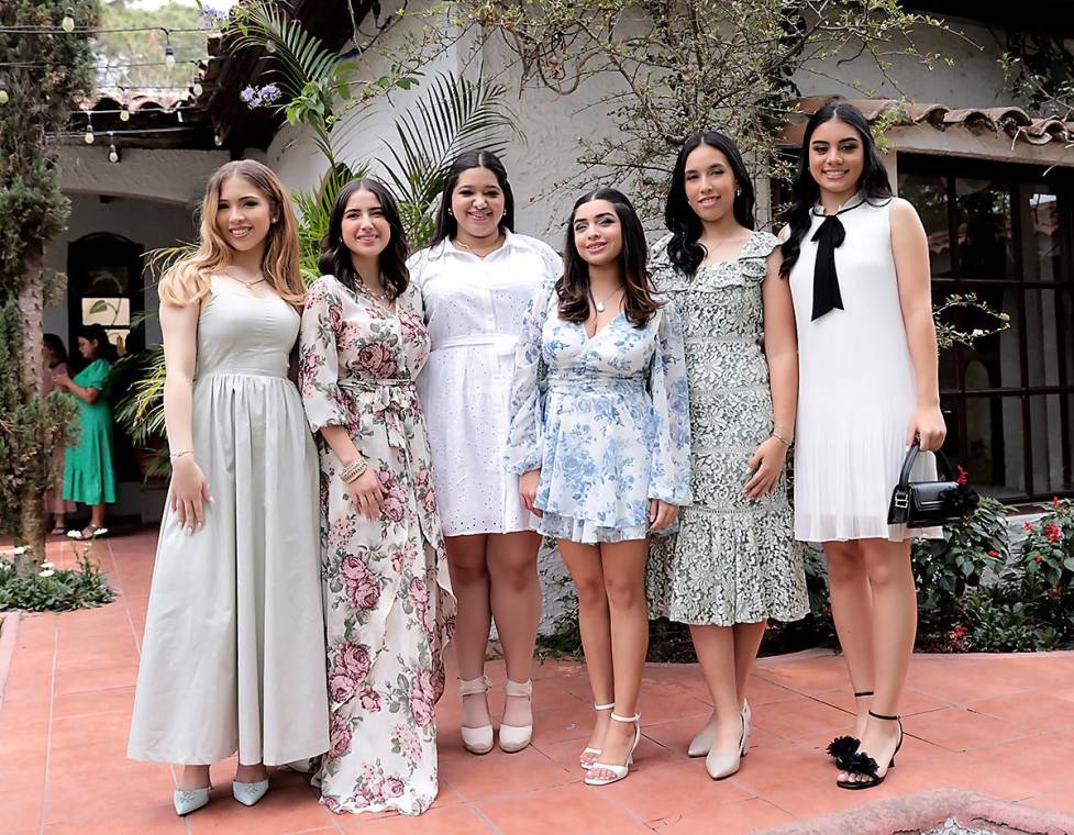 Los alumnos de último año de la Academia Los Pinares llegaron emocionados para disfrutar de un momento especial en su Senior Lunch. Se trasladaron a Santa Lucía, donde compartieron un delicioso almuerzo en un entorno natural, rodeados de naturaleza y risas. Fue una tarde inolvidable llena de divertidas anécdotas y lazos de amistad que perdurarán para siempre.