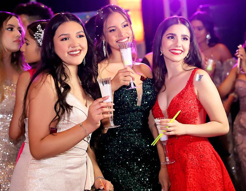 Los seniors 2022 de la Mayan School disfrutaron su noche de graduación entre abrazos, selfies y diversión. Mira algunos de los mejores momentos que se vivieron en esta noche especial de celebración.