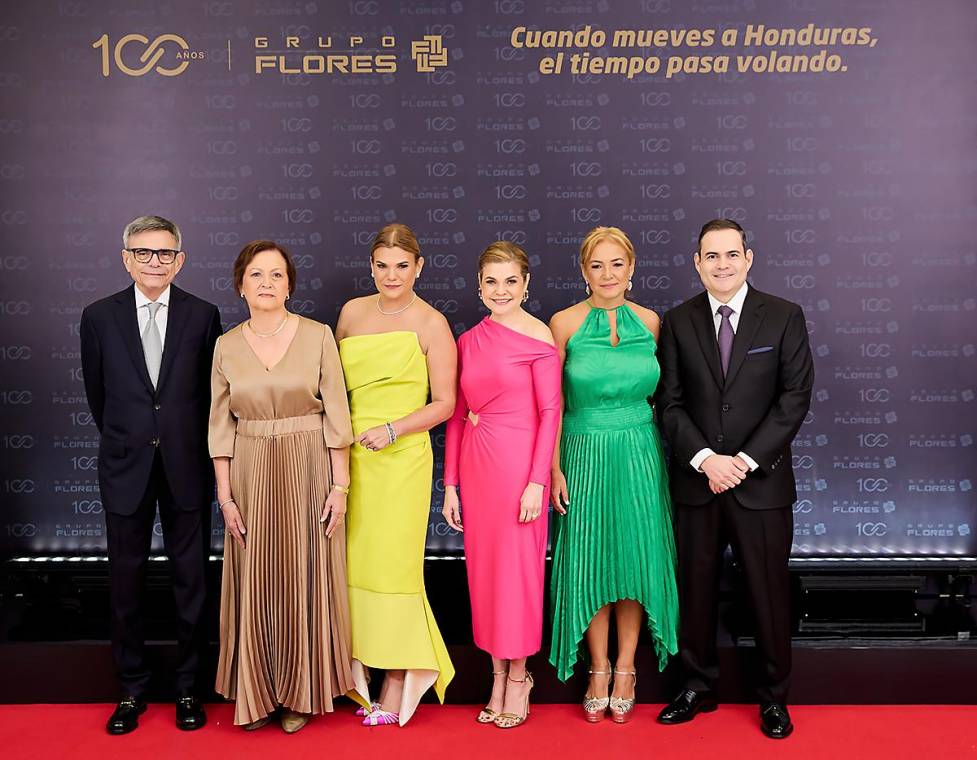 Directivos y ejecutivos de Grupo Flores fueron los anfitriones de una elegante gala para celebrar los 100 años de la compañía. Alan, Rosita, Aline, Evelyn, Rosibel y Alan Flores fueron anfitriones de la fiesta realizada en el Copantl Convention Center.