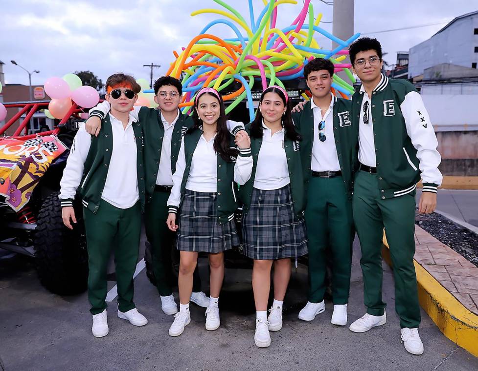 Finalmente llegó el tan esperado “last first day of school” para los seniors 2025 de Elvel School. Luciendo con orgullo su uniforme y chaquetas a juego, los jóvenes desfilaron en vehículos decorados con pancartas y globos, llenando el ambiente de entusiasmo. Al llegar a la escuela, fueron recibidos con aplausos por maestros y compañeros, marcando el inicio de su último año escolar con un toque de emoción y celebración.