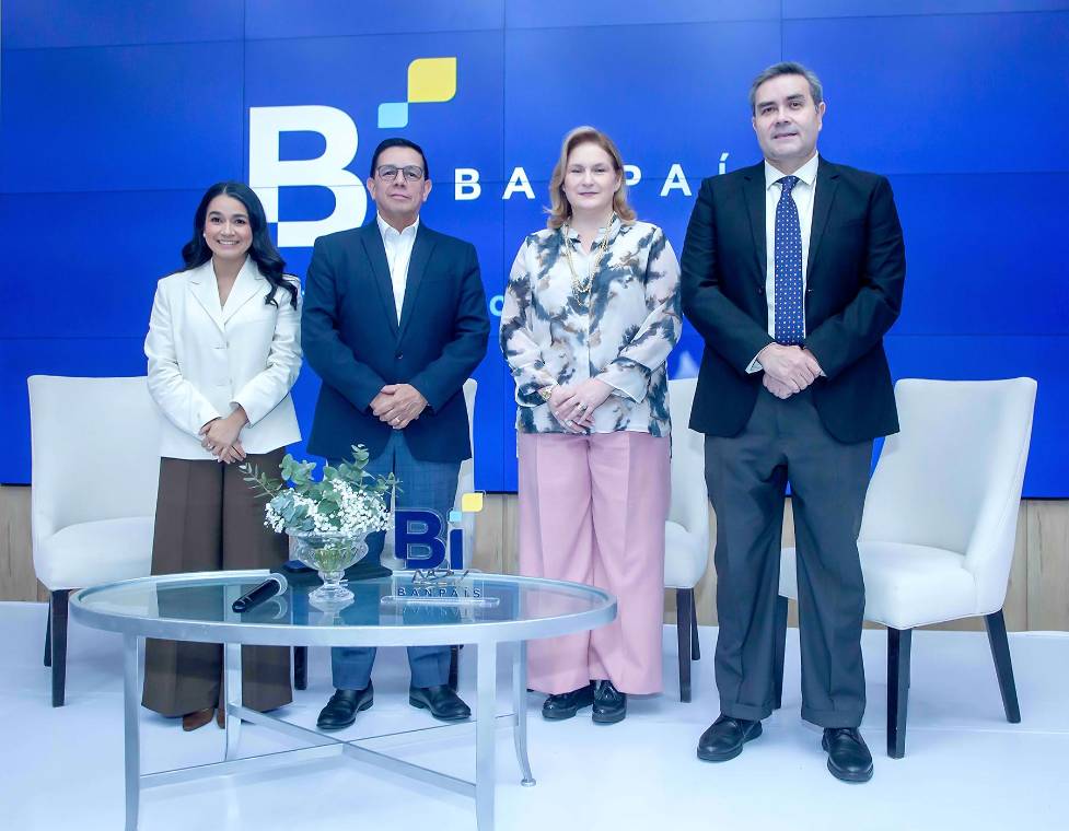 Los ejecutivos Inti Alvarado, Gerente de Sostenibilidad Banpaís; Gerardo Rivera, Gerente General Seguros del País; María del Rosario Selman Housein, Presidenta Ejecutiva Banpais y Francisco Lavadie, Vicepresidente Ejecutivo de Créditos.