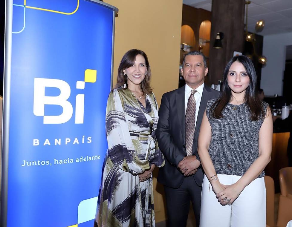 Entre copas de vino, un ambiente exclusivo y buena compañía Banpaís reunió a sus invitados en “Sip and Savor”, un evento de experiencia sensorial que celebró el arte del vino, aromas, sabores y momentos inolvidables. En la foto: Karen Rheinboldt, David Bustamante y Alejandra López.