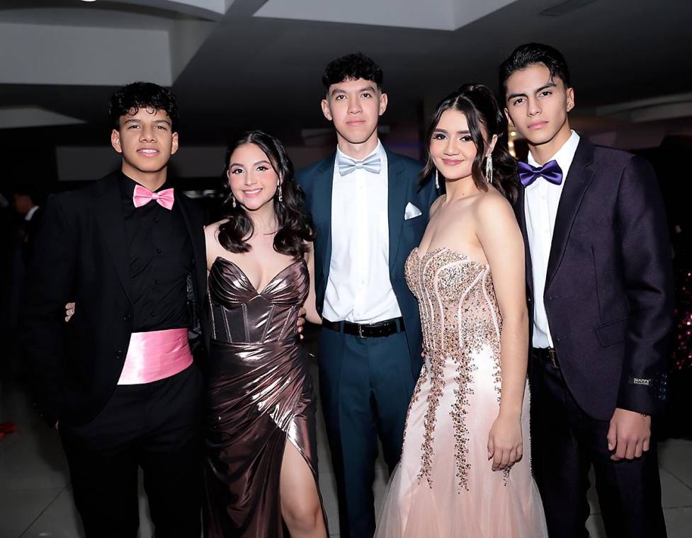 Los seniors 2024 celebraron su prom en el Hotel Plaza Juan Carlos, rodeados de sus seres queridos en un ambiente lleno de alegría y emoción. La elegante decoración fue el escenario perfecto para una noche mágica, donde las risas y la felicidad fueron protagonistas. La celebración se extendió hasta altas horas de la noche, dejando recuerdos imborrables para esta generación que cierra una etapa y comienza un nuevo capítulo en sus vidas.