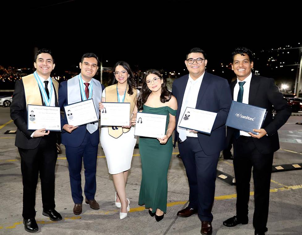 La Universidad Tecnológica Centroamericana (UNITEC) celebró la graduación de 164 nuevos profesionales de grado en una emotiva ceremonia que marcó un hito en su desarrollo académico y profesional. De estos 164 profesionales 24 de ellos se gradúan con distinciones de Máximos Honores, como un reconocimiento a su esfuerzo, dedicación y compromiso durante sus años de estudio.