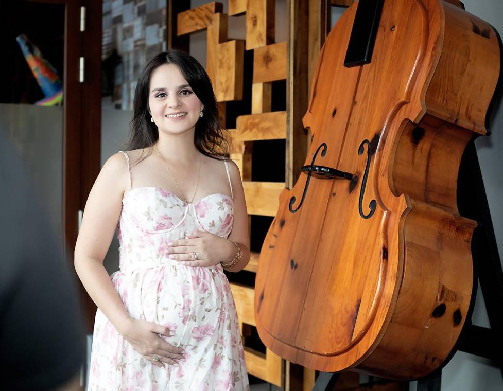 Familiares y amigas cercanas celebraron un elegante baby shower en honor a Giselle Membreño, quien espera a su segunda hija, Marianne. El evento tuvo lugar en el restaurante Meza 23 del Club Hondureño Árabe, decorado con arreglos florales y detalles delicados. La tarde se llenó de juegos, bendiciones, felicitaciones y un exquisito buffet, en un ambiente cálido y familiar. Los abuelos de la futura bebé también estuvieron presentes para compartir la alegría de este especial momento. En la foto: la homenajeada Giselle Membreño de Hawit.