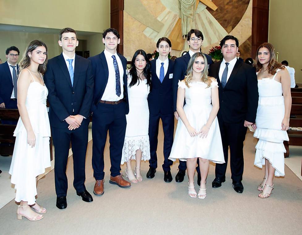 La hermosa capilla La Sagrada Familia de la Fundación MHOTIVO fue el escenario perfecto para que los alumnos de onceavo grado de la Escuela Internacional Sampedrana se reunieran para recibir el Sacramento de la Confirmación de manos del obispo Monseñor Miguel Leniham. El altar del Cristo Crucificado fue adornado con hermosos arreglos de ginger en tono rojo, lo que aportó elegancia y sobriedad al acto. Fue Carmen Carbajal, con su guitarra y su melodiosa voz, quien acompañó con solemnes cantos la ceremonia. Luego de la ceremonia, los asistentes se retiraron a celebrar con sus familiares y amistades a diferentes locaciones de la ciudad.