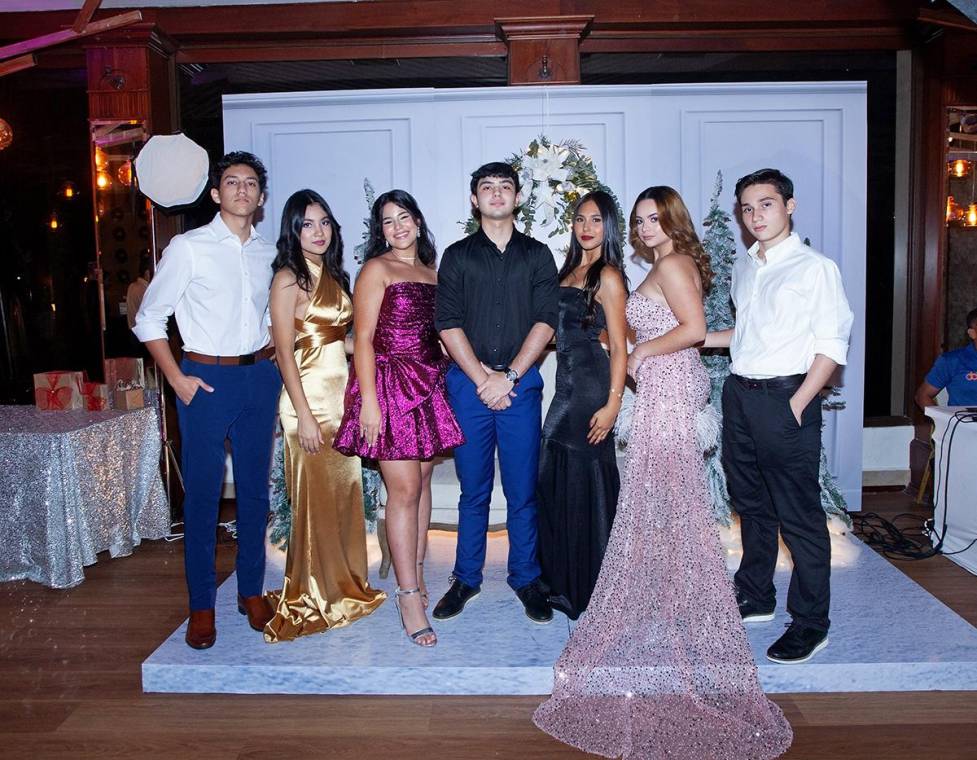 Con rostros llenos de alegría y luciendo elegantes atuendos de fiesta, así llegaron los seniors 2025 de Santa María del Valle al restaurante Meza 23 del Club Hondureño Árabe para disfrutar de una alegre cena. La celebración, organizada por sus padres, incluyó un exquisito buffet acompañado de refrescantes bebidas. La velada transcurrió entre sesiones de fotos, amenas charlas y cálidos buenos deseos.