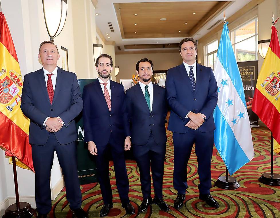El embajador Diego Nuñez García acompañado de los diplomáticos: Fernando Navas, Luis Solís y Baltasar Fernández dieron la bienvenida durante la Fiesta Nacional de España.