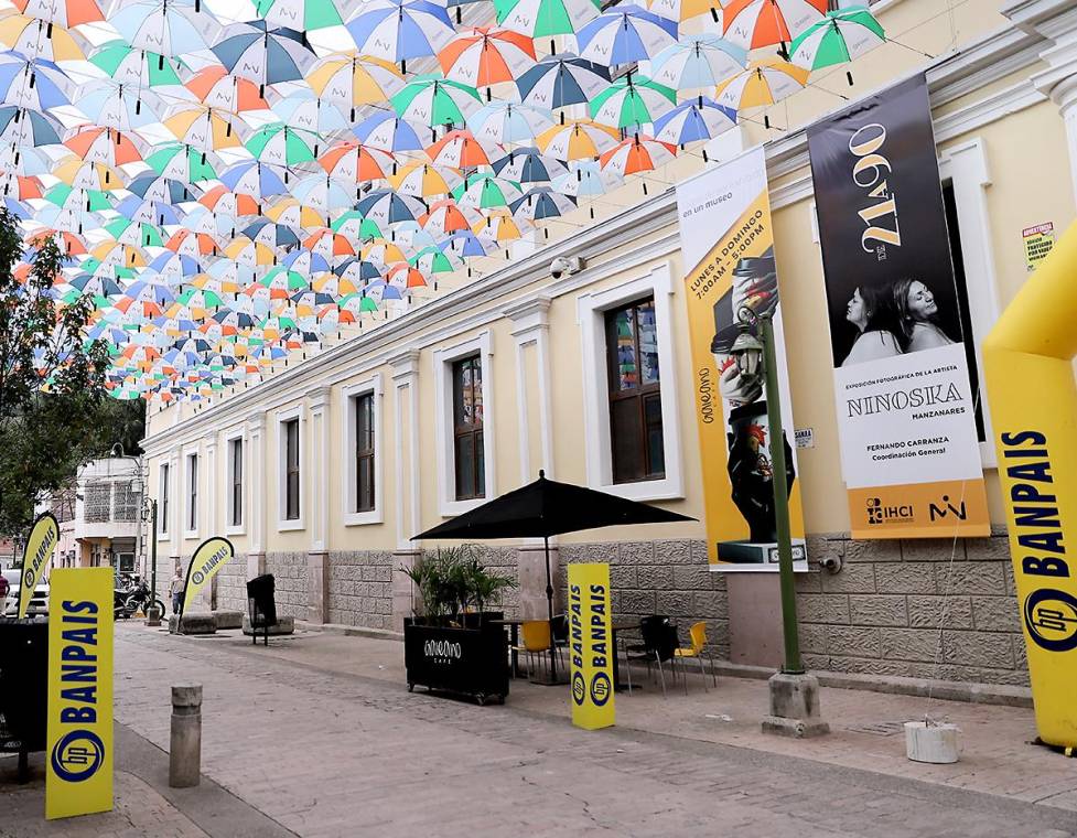Han regresado las icónicas sombrillas en el Paseo Liquidámbar, en el corazón de Tegucigalpa. Ubicadas justo frente al Museo para la Identidad Nacional y colocadas por el Banco del País, estas coloridas sombrillas son el lugar ideal para capturar tus mejores fotos. Aprovecha esta oportunidad y disfruta de su exhibición, disponible durante todo un año. ¡Ven y redescubre el Centro!