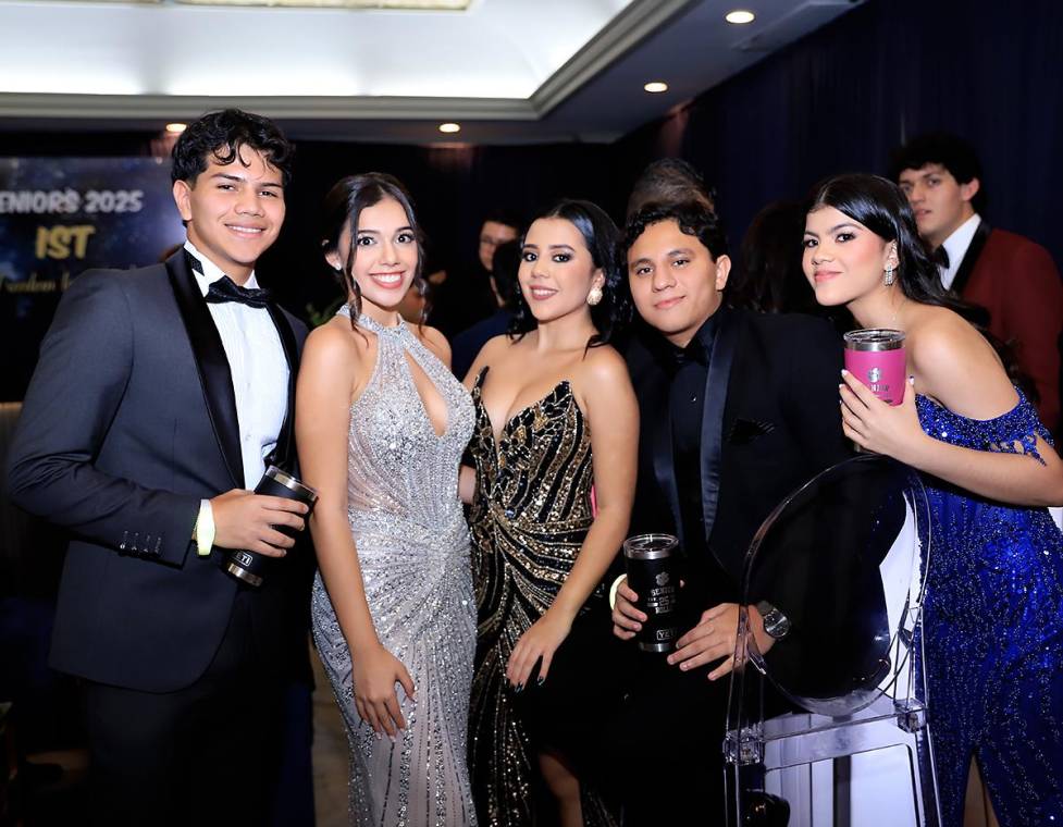 Los Seniors 2025 de la International School of Tegucigalpa vivieron una noche inolvidable al celebrar su fiesta de prom. Entre risas, abrazos y un brindis cargado de emoción, compartieron juntos una última gran velada, marcando con alegría el cierre de su etapa escolar.