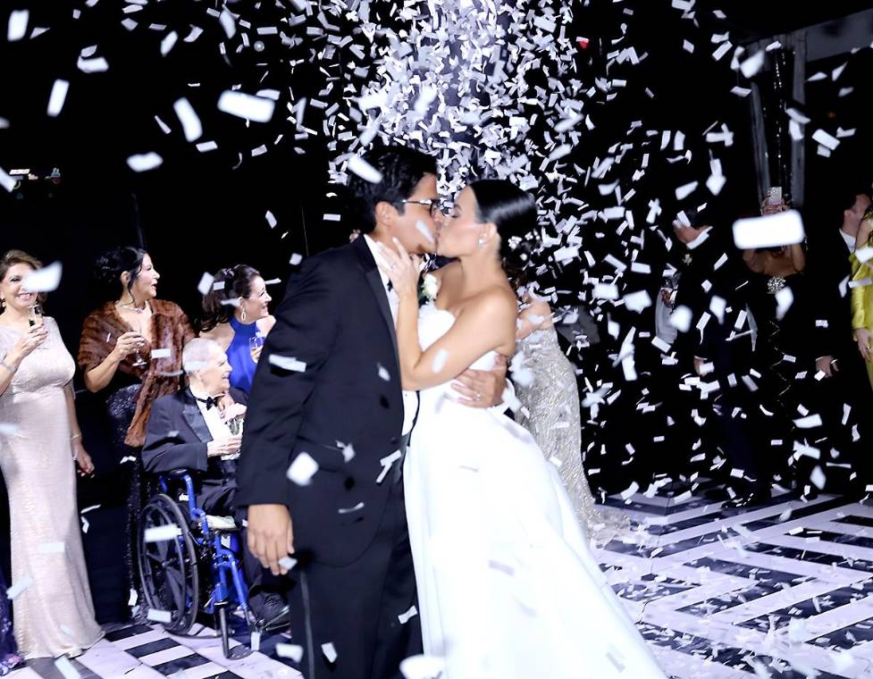 Allison Rivera y José Armando Erazo celebraron su unión con una elegante recepción en El Trapiche, destacada por su decoración en blanco y negro y un ambiente lleno de alegría.