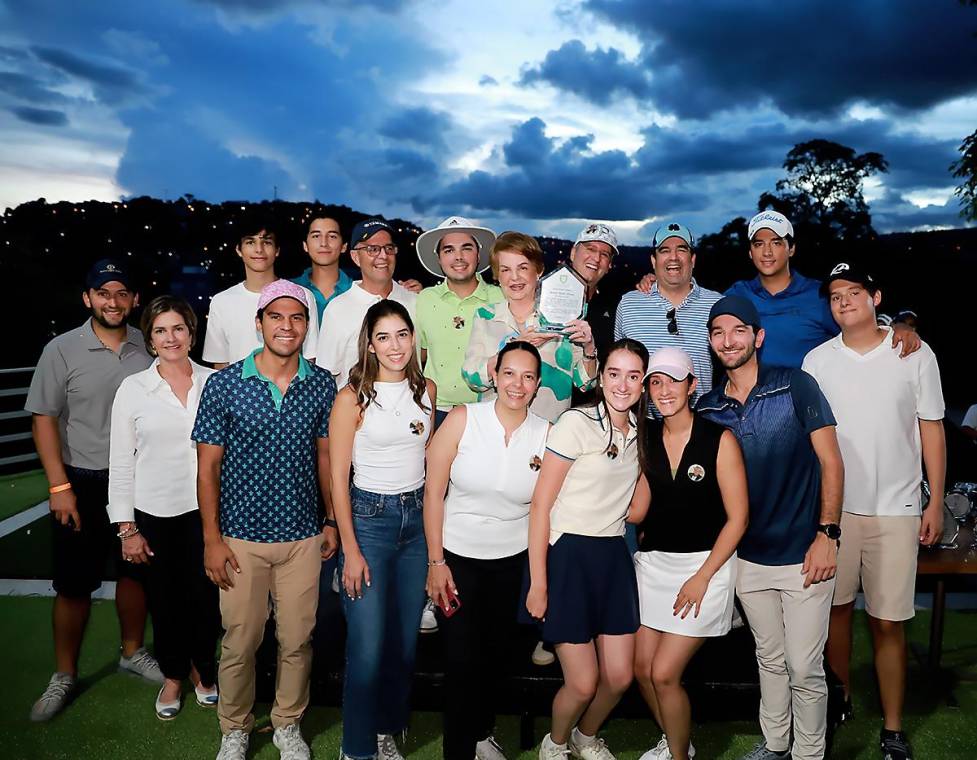 El Torneo de Golf 2023, celebrado en el Country Club de Tegucigalpa, congregó a entusiastas del deporte en una emocionante competencia por el primer puesto. El evento fue una vibrante exhibición de destreza y pasión, donde golfistas apasionados se destacaron en el campo, dejando una impresión duradera en los espectadores. La belleza del lugar se fusionó con el espíritu competitivo de los participantes, creando un día memorable para todos los asistentes. A continuación un recap del evento:<b>Familia Álvarez</b>