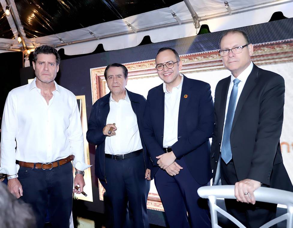 Banco de Occidente celebró con gran éxito la séptima edición de Fuego &amp; Barrica 2025. Bajo el concepto “Entre humo y minería: raíces profundas de nuestra tierra”, la actividad rindió homenaje a los legados que han forjado la identidad nacional: la herencia minera, la elegancia del humo y la imponencia de los destilados. La noche invitó a los asistentes a adentrarse en un recorrido por los orígenes del tabaco y la cultura artesanal del país. En la foto: Felipe Vaca, Manuel Bueso, Leonel Rivas y Ernesto Lardizábal.