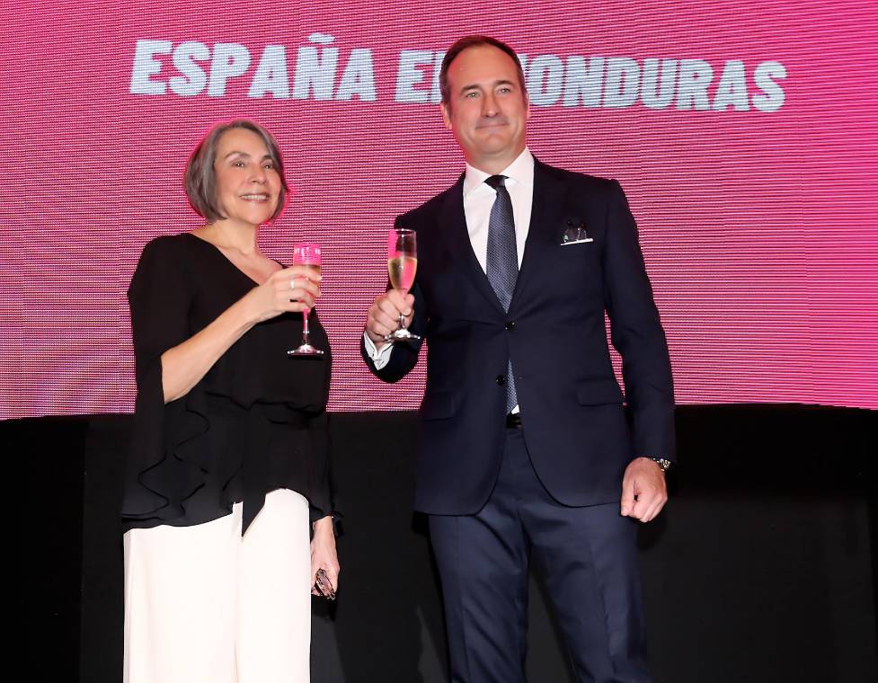 El embajador de España en Honduras, Guillermo Escribano Manzano, encabezó la distinguida recepción con motivo de la Fiesta Nacional de España, que reunió en Tegucigalpa a autoridades gubernamentales, miembros del Cuerpo Diplomático y representantes de la comunidad española. El embajador Guillermo Escribano Manzano y la canciller Mireya Agüero destacaron los lazos de cooperación, migración y cultura entre ambos países.