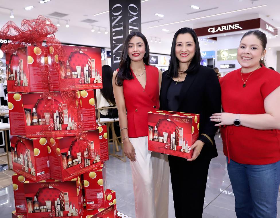 La magia de la temporada navideña llegó con la sofisticación que solo Estée Lauder ofrece. La firma inauguró oficialmente su Holiday Season en un evento en el cual los invitados pudieron personalizar pulseras con charms. Además, presentaron la esperada colección Blockbuster edición limitada.