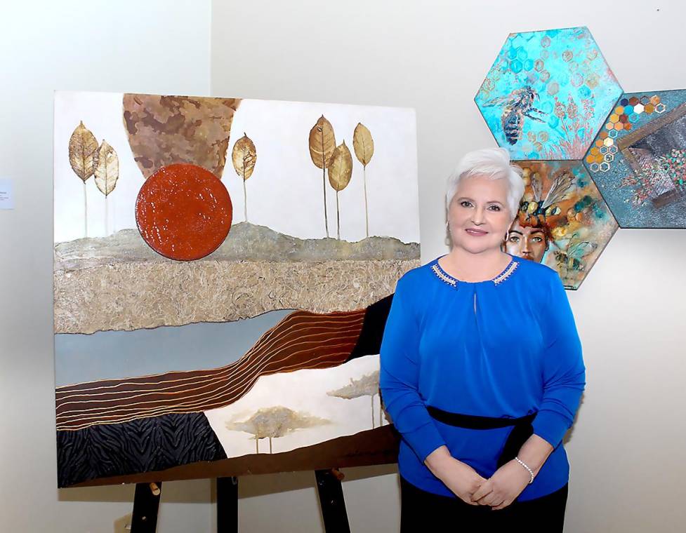 Margarita Rodríguez frente a la obra que le obsequiaron sus alumnas de Estudio 7.