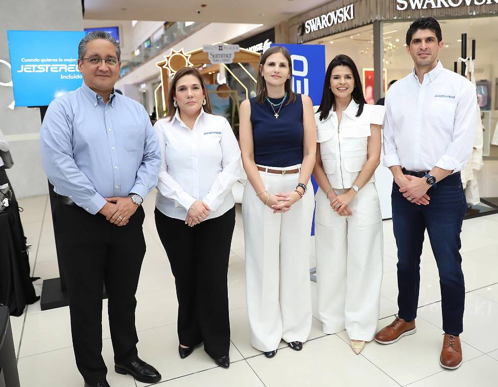 Marcos Alfaro, Frigidaire Sales Manager Honduras ; Sara Valladares, Sub Gerente Comercial Jetstereo ; Pamela Cruz, Gerente de Mercadeo y Comercialización Grupo Roble Honduras ; Marcela Pineda, Gerente de Mercadeo Jetstereo y Andrés Jiménez, Gerente Comercial Jetstereo.