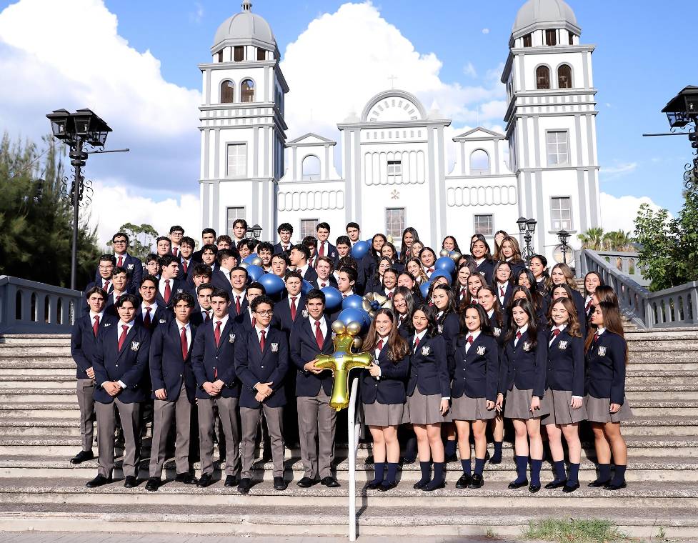 La clase 2026 de la Escuela Americana de Tegucigalpa participó con emoción en una hermosa misa de acción de gracias celebrada en la Basílica de Nuestra Señora de Suyapa, donde el padre Carlo Magno ofreció una liturgia cargada de mensajes y bendiciones por esta etapa que culminan y la nueva que comienzan.