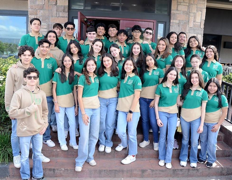 Para conmemorar su último primer día de clases, los seniors 2025 de la Academia Los Pinares comenzaron su día con un desayuno especial. La reunión tuvo lugar en Chili’s del Blvd. Juan Pablo II, donde los estudiantes llegaron vistiendo camisetas personalizadas, preparados para disfrutar uno de los últimos momentos como grupo antes de enfrentarse a nuevos horizontes.