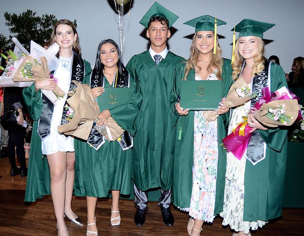 En una hermosa tarde, los alumnos de último año de DelCampo School celebraron su graduación rodeados de padres orgullosos y sonrisas llenas de esperanza. La emoción llenó el auditorio mientras estos jóvenes talentosos recibían sus diplomas, marcando el comienzo de un futuro brillante.
