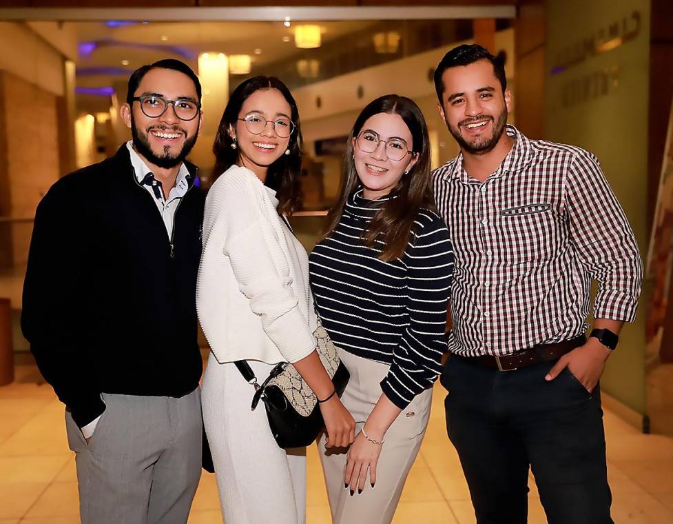 Invitados especiales vivieron una noche excepcional repleta de emoción y suspenso en la premiere de “Los Asesinos de la Luna” en el City Mall de Tegucigalpa. Con gran entusiasmo, los asistentes disfrutaron de la película un día antes de su lanzamiento, cortesía de Distribuidora Rock. Con palomitas y golosinas en mano, se adentraron en la exclusiva Sala VIP de Cinemark para sumergirse en el emocionante mundo del viejo oeste con esta cinta.