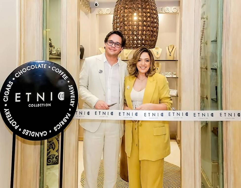 ETNICA COLLECTION abrió las puertas en el Hotel InterContinental en Tegucigalpa con un sofisticado cóctel de bienvenida. Etnica no solo ofrece productos, también historias de tradición, de pasión y de dedicación artesanal. Cada artículo lleva consigo el sello único de la cultura hondureña, desde el aroma del café y el sabor del chocolate, la calidad premium de nuestros tabacos, hasta la delicadeza de las joyas artesanales y cada pieza decorativa hecha de barro y de aquellos materiales que son característicos de Honduras.