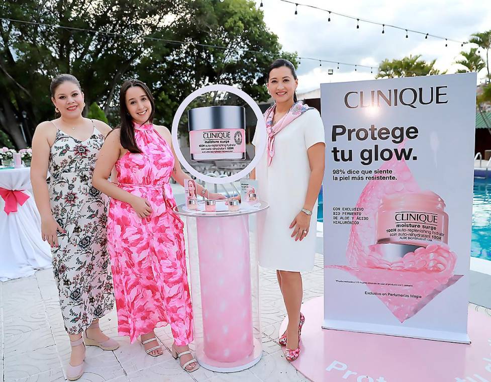 Invitadas especiales disfrutaron de una tarde llena de relajación y arte en Protege tu glow by Clinique y Revista Estilo. Durante la velada, Clinique presentó las bondades de sus nuevas dos fórmulas hidratantes Mositure Surge 100H y Moisture Surge SPF 25. En la foto: Melissa Cáceres, Marcela del Cid y Marisol de Pierrefeu.