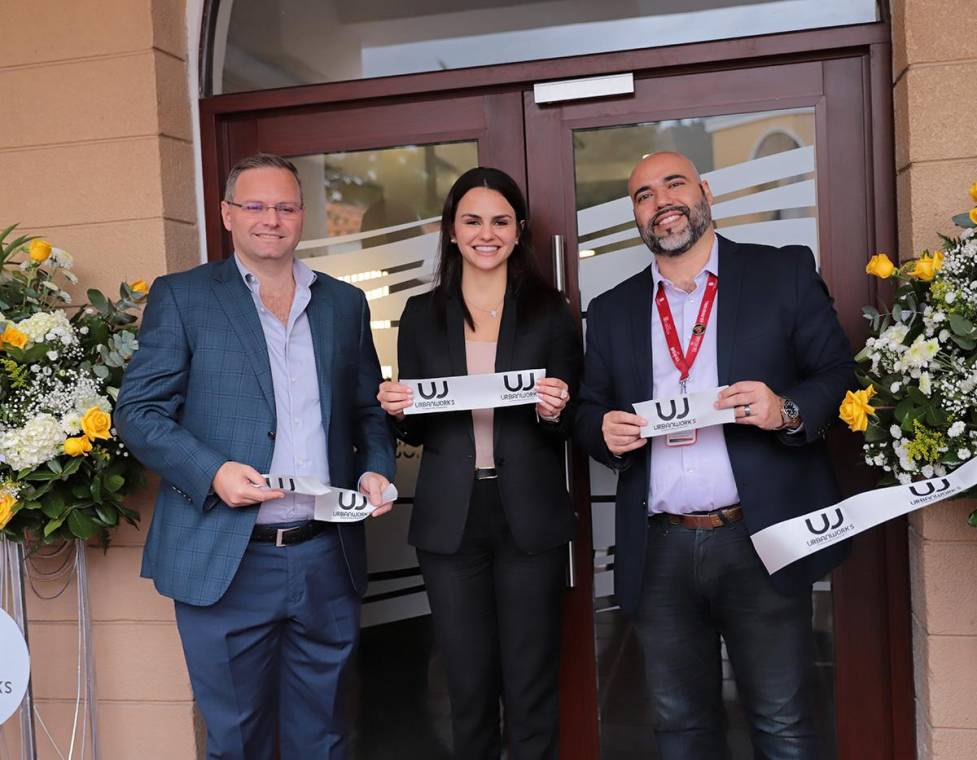 Urbanworks, el prestigioso espacio de coworking promovido por Inversiones Aliadas, ha dado un paso trascendental al reinaugurar sus modernas instalaciones en Plaza Criolla. Este evento simbólico no solo celebra un nuevo capítulo para Urbanworks, sino que reafirma su compromiso de proporcionar a emprendedores, startups, freelancers y pequeñas empresas un entorno que priorice la productividad y la innovación.