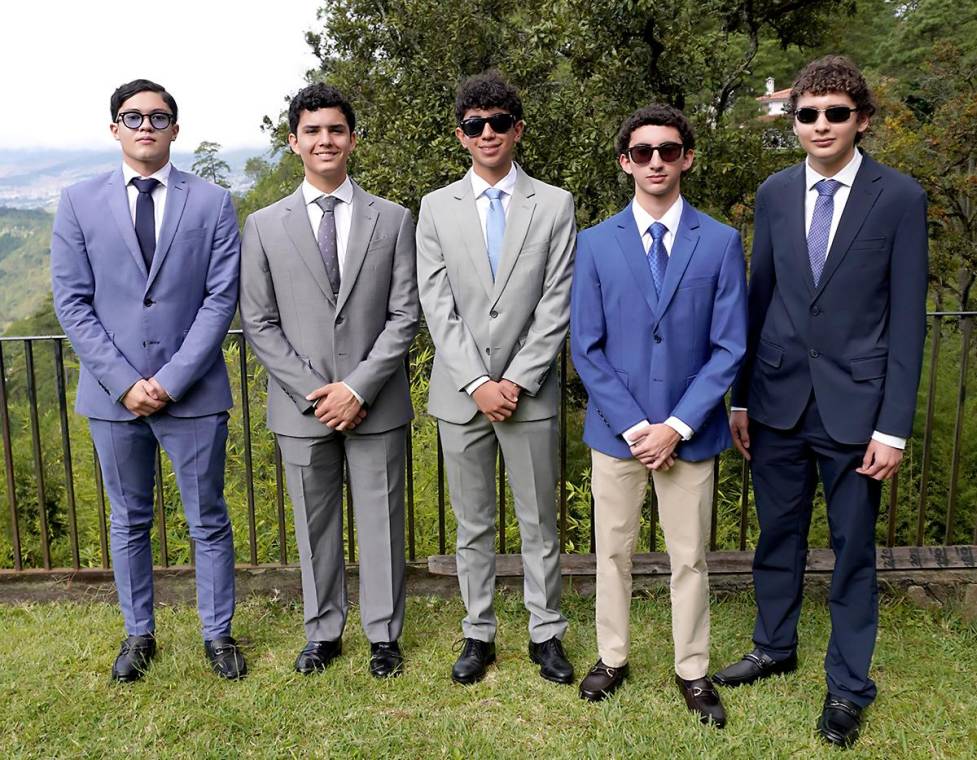 En una hermosa y fresca mañana, la generación 2026 de Aldebarán Bilingual School celebró su esperado Senior Breakfast en el restaurante La Cumbre. Luciendo trajes elegantes y sonrisas radiantes, los jóvenes disfrutaron de un desayuno lleno de emoción, risas y momentos para recordar.