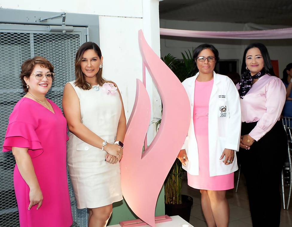 Leticia Owen, Ruth Arita, la doctora. Ligia Rosales, directora de la LCC y Claudia Alfaro, presidenta de la junta directiva de la Liga Contra el Cáncer.