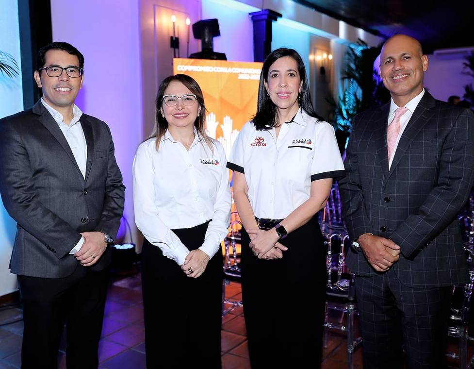Grupo Flores reafirma su liderazgo en sostenibilidad y compromiso con Honduras con la presentación de su IV Memoria de Sostenibilidad para el periodo 2022-2023. Este informe, basado en una perspectiva de doble materialidad y alineado con los Estándares GRI, destaca los significativos avances en temas ambientales, sociales y de gobernanza corporativa (ASG), reafirmando su dedicación a los Objetivos de Desarrollo Sostenible (ODS). En la foto: Wilfredo Morazán, Melba Rivera, Marcela Madrid y Armando Erazo.