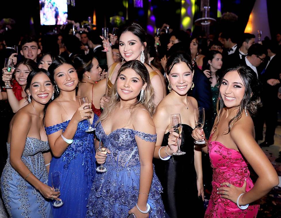 Un ambiente elegante y moderno fue escenario de la vibrante prom de los seniors 2024 de Macris School, quienes compartieron una de las noches más memorables de sus vidas. El event planner Elvin Contreras recreó una atmósfera sofisticada, con efectos de luces y una pista donde la diversión se extendió hasta el alba.