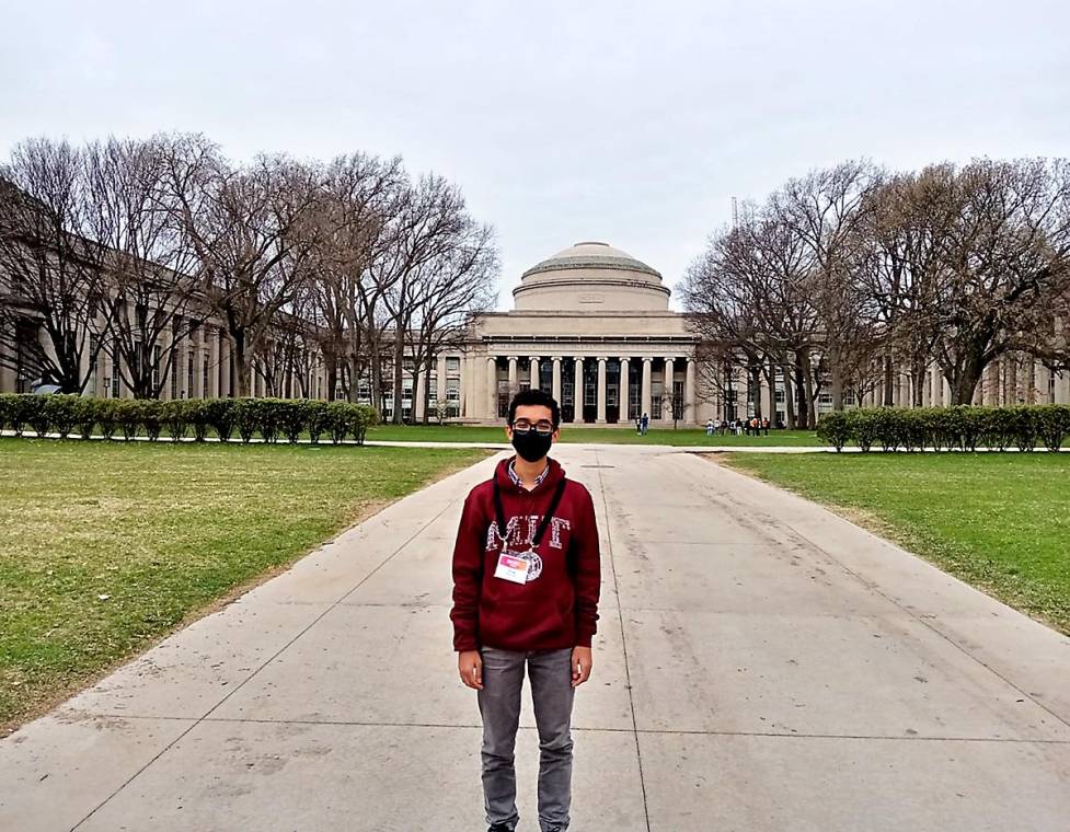 Ezra Guerrero Alvarez, senior 2022 de Macris School, es uno de los afortunados que comenzará sus estudios en MIT, rankeada por más de diez años como la Mejor Universidad del Mundo.