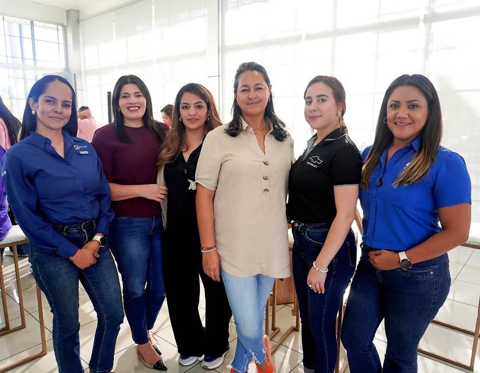 La Navidad llegó anticipadamente para los clientes de Chevrolet, quienes vivieron una tarde llena de creatividad, sabor y espíritu festivo durante el encantador “Chevy’s Christmas Cookie Workshop”. En la foto: Alejandra Sevilla, Melissa Estrada, Karla Sauceda, Patricia Rodríguez, Ámbar Carrasco y Elisa Rendón.