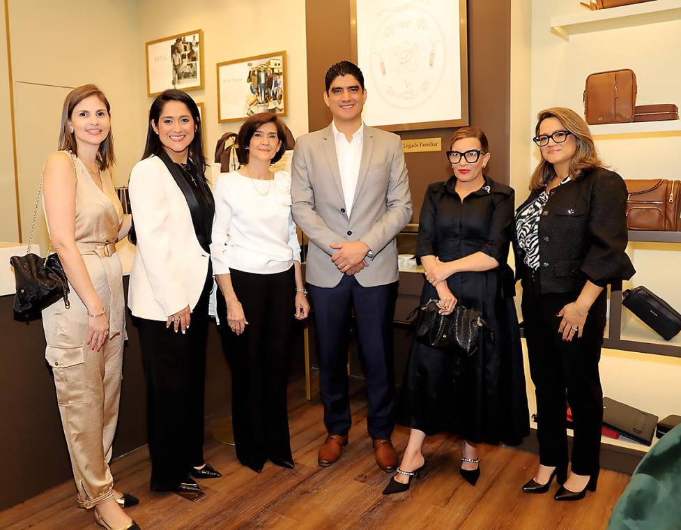 Pamela Cruz, Johanna Martínez, Magda J. de Martínez, Blanca Bendeck y Raquel Martínez