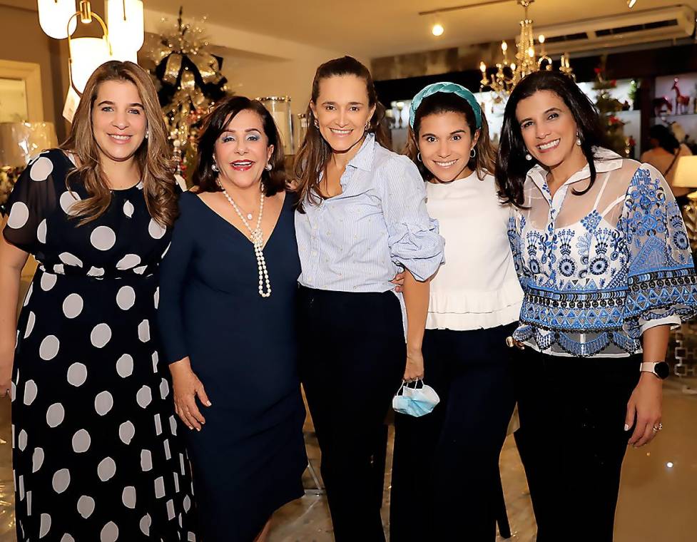 La magía se apodero de El Armario Home donde Ficohsa la da la bienvenida a la navidad. Laryssa Faraj, Marcela Facusse, Lucia Salinas, Gabriela Melara y Marcela Zacapa.