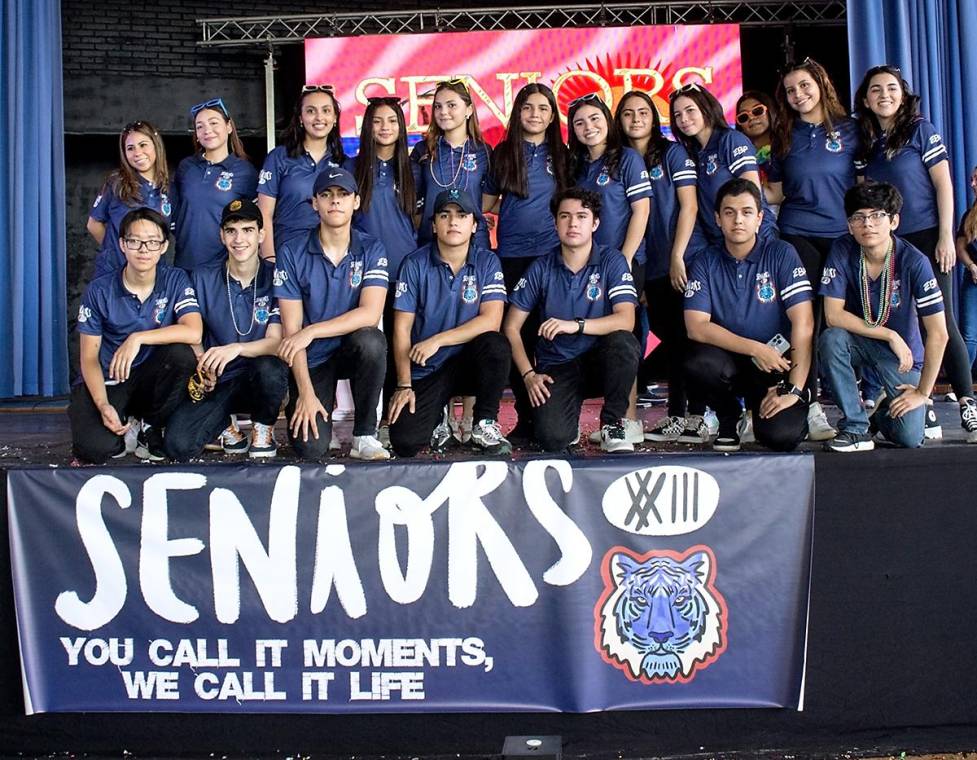 Los senior de la generación 2023 de la Escuela Episcopal El Buen Pastor llegaron muy entusiasmados al plantel del centro educativo, donde fueron recibidos entre ovaciones y aplausos por parte de los padres de familia y comunidad estudiantil. Sonando pitoretas y entre el estruendo de batucadas, ellos irrumpieron entre un banner adornado con globos especialmente para la ocasión. Así comenzó la fiesta estudiantil en la que ellos también bailaron varias coreografías y sus padres les entregaron la camisa oficial del grado.