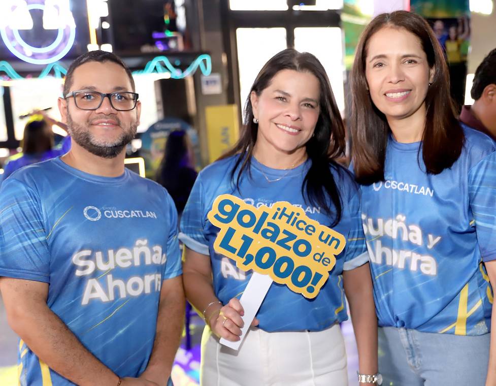 Ángel Villanueva, Jessica Guevara y Anny Cárcamo durante la presentación de la campaña Sueña y Ahorra de Banco Cuscatlán, que esta temporada impulsa a sus clientes a convertir el ahorro en una oportunidad para disfrutar al máximo la emoción del deporte desde casa y participar por increíbles premios.