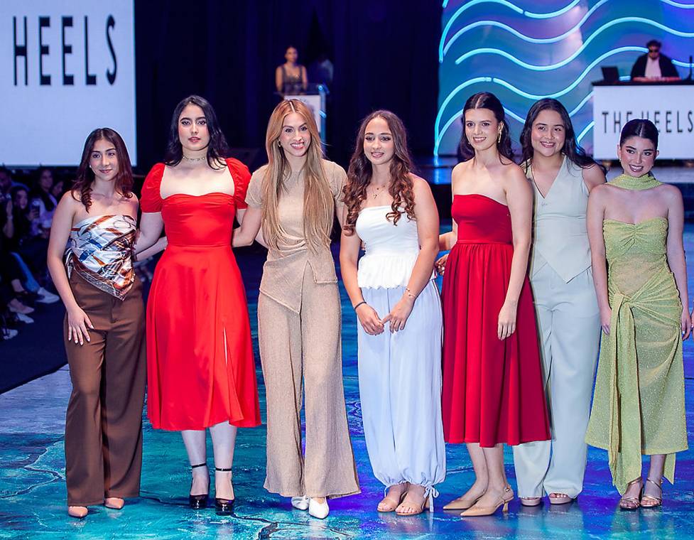 Los seniors 2026 de la Escuela Internacional Sampedrana cambiaron sus uniformes por looks de pasarela durante el Senior Fashion Show “Under The Northern Lights”. Entre tendencias de gala, los estudiantes protagonizaron una velada llena de moda y energía en el Cafetorium del centro educativo, apoyando además la recaudación de fondos para el Trabajo Educativo Social a beneficio del Centro de Educación Básica Pedro Nufio.