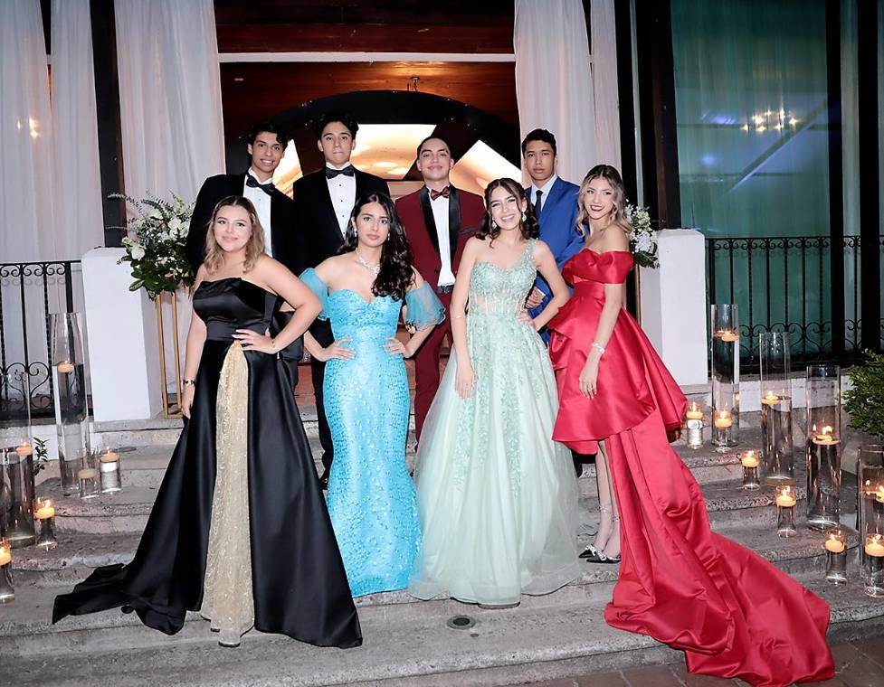 Con trajes majestuosos y vestidos elegantes, los seniors 2024 de Acton Academy llegaron a su PROM NIGHT para celebrar el final de su época de high school. Durante la velada, aprovecharon para tomarse fotos que les permitirán recordar ese hermoso momento por el resto de sus vidas.