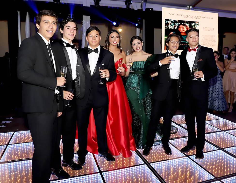 Así se vivió la PROM NIGHT de los Seniors 2023 de la Acton Academy donde los graduados celebraron junto a sus familiares y amigos la culminación de su etapa escolar. El evento se realizó en Hacienda El Trapiche y contó con una decoración de ensueño que hizó un match perfecto con el emotivo desfile de padres e hijos y la emblemática entrada de los seniors.