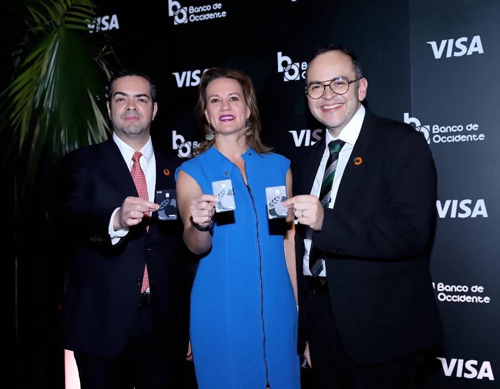 En un evento realizado en Tegucigalpa, Banco de Occidente presentó oficialmente su nueva tarjeta Visa Infinite, una propuesta diseñada para clientes que buscan transformar cada compra en una experiencia premium. Con más de 74 años acompañando a las familias hondureñas, la institución financiera reafirma su compromiso de evolucionar junto a las necesidades actuales, ofreciendo soluciones ágiles, personalizadas y pensadas para quienes valoran los momentos únicos. En la foto: Guillermo Funes, Ana Cecilia Quezada y Leonel Rivas.