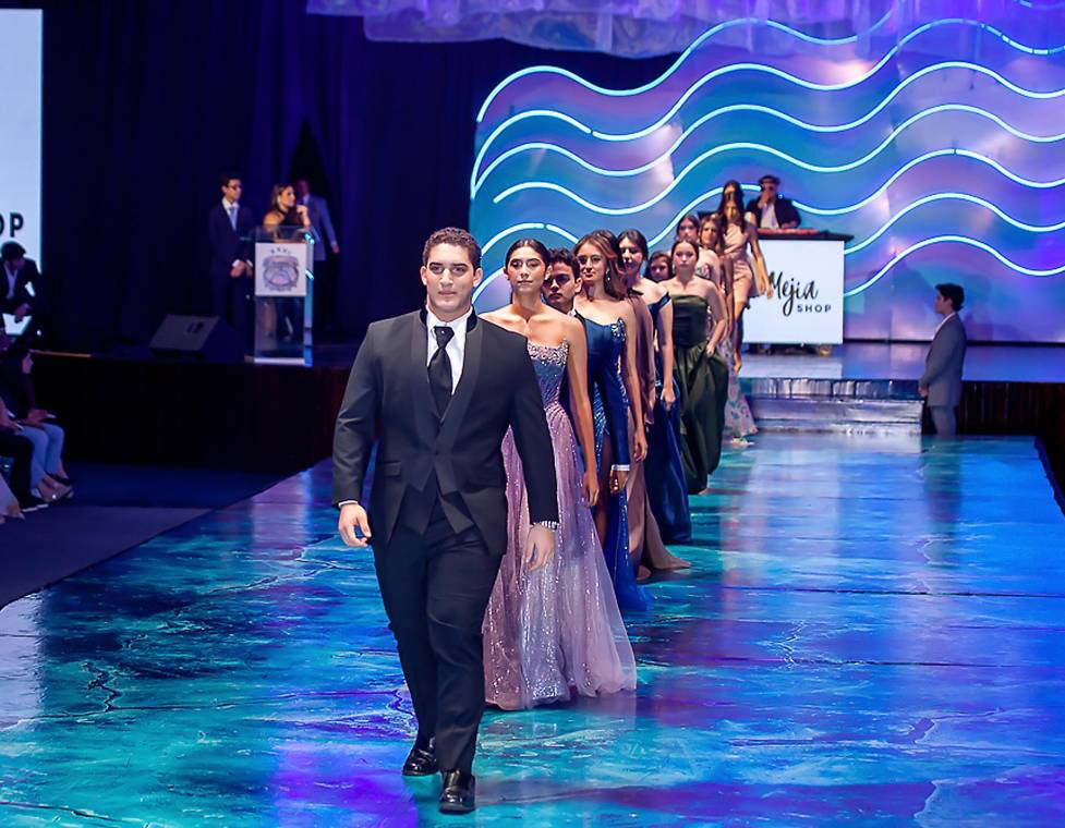 Una noche de luces, moda y solidaridad se vivió durante el Senior Fashion Show 2026 de la Escuela Internacional Sampedrana. Bajo el tema “Under The Northern Lights”, los estudiantes de último año tomaron la pasarela para presentar tendencias veraniegas, casuales, deportivas y de gala, en un evento que también apoyó la recaudación de fondos del Trabajo Educativo Social a beneficio del Centro de Educación Básica Pedro Nufio
