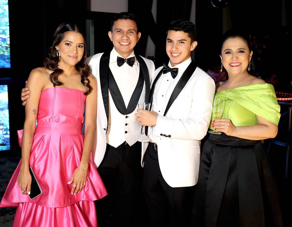 Los seniors 2025 de Dowal School vivieron una prom night llena de emoción, alegría y memorias. Rodeados de sus seres queridos, disfrutaron de una noche mágica que no solo celebró el cierre de una etapa, sino también el inicio de nuevos sueños y aventuras por venir.
