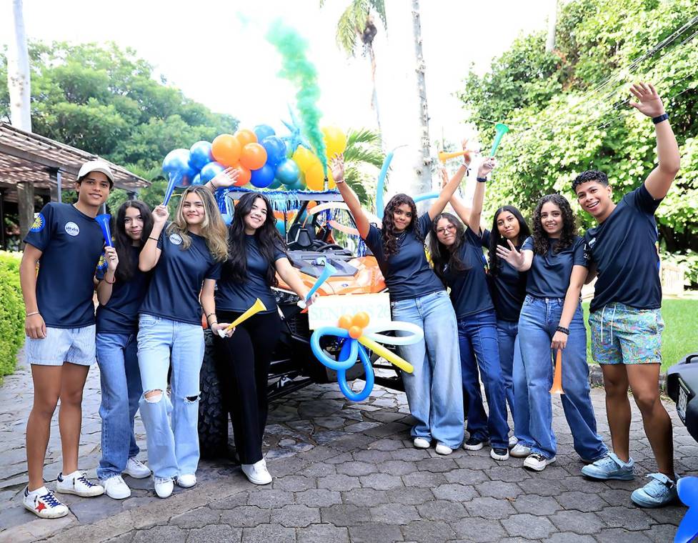 Con gran alegría, la generación 2026 de Discovery School se reunió en el restaurante La Cuisinette para celebrar su último primer día de clases. Tras un cálido desayuno junto a sus padres, los jóvenes se movilizaron a su escuela en motocicletas y autos decorados con globos, donde fueron recibidos con entusiasmo por los demás estudiantes.