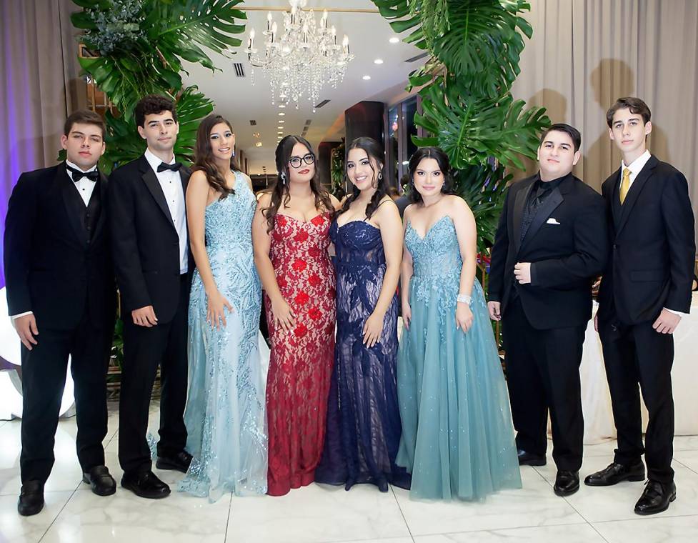 Una noche inolvidable disfrutaron los senior´s de la Santa María del Valle. Juan Samara, Joaquín Arguello, Dariana Gámez, Tatiana Flores, Isabel Alfaro, Andrea Oliva, Gustavo Franco y Saeed Rivera
