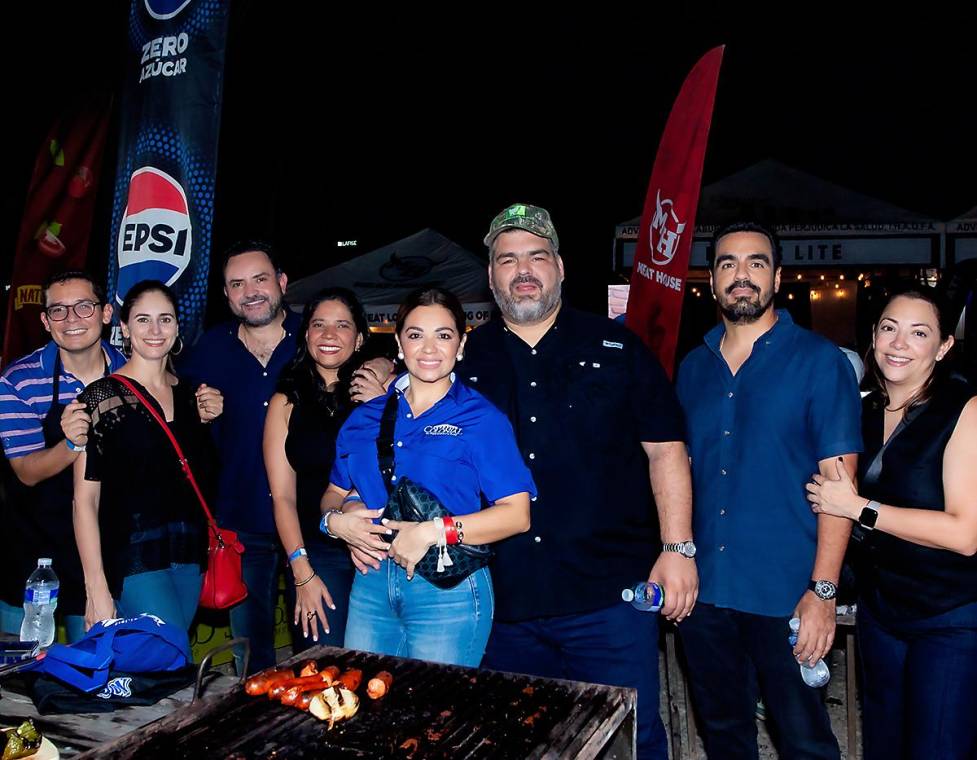 Durante dos noches, los amantes de los asados vivieron una experiencia única en la 8ª Edición del Master Grilling, organizada por Supermercados Colonial. El Estadio Food Park se convirtió en el escenario perfecto para la Master Class de parrilla, impartida por el reconocido chef argentino Pablo Villar, conocido como “El Mago Cocina”, quien compartió sus mejores técnicas y secretos con los asistentes.